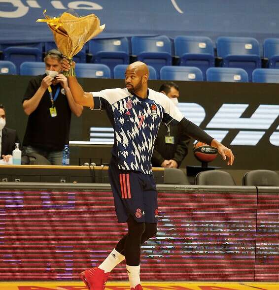 אלכס טיוס מקבל פרחים ממכבי ת"א, הערב בהיכל // צילום: אלן שיבר